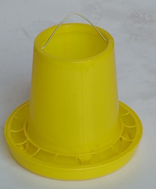 Poultry barrel feeder